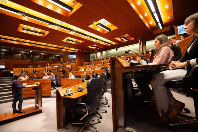 Cuarenta y cinco alumnos de 5 institutos del occidente participan en un pleno del Foro Comunicación y Escuela.