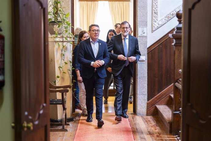 El expresidente del Gobierno Mariano Rajoy junto al alcalde de Ribadeo, Daniel Vega