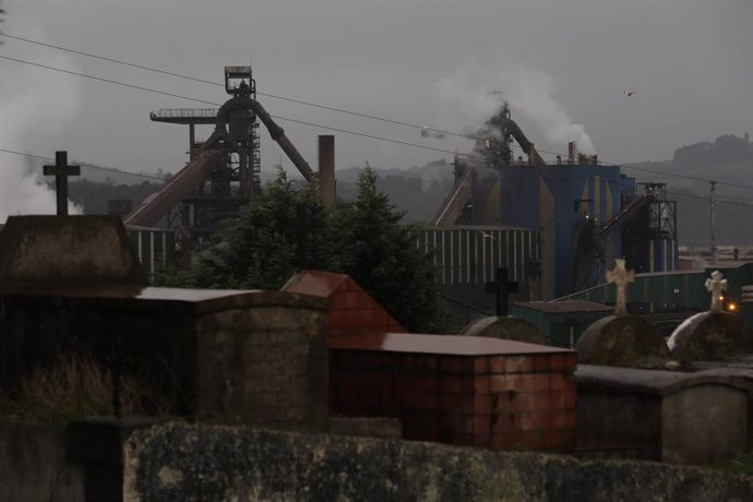 Archivo - Vista de la fábrica de acero de ArcelorMittal en Gijón desde el cementerio de Poago, Asturias (España), a 4 de diciembre de 2020. La Dirección de ArcelorMittal Asturias decidió ayer el cierre patronal de la Acería de Gijón, una vez constatado el