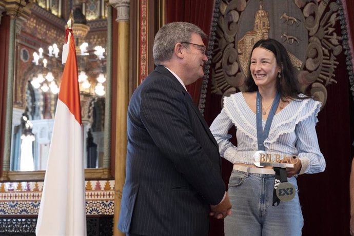 El alcalde de Bilbao, Juan Mari Aburto, y la medallista Gracia Alonso de Armiño