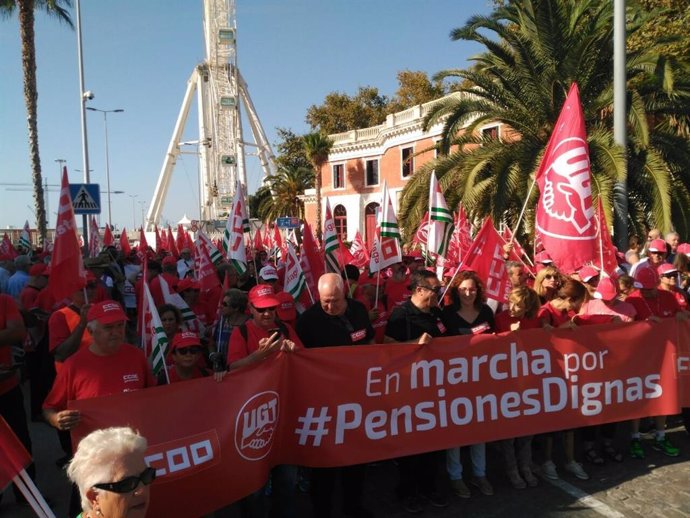 Archivo - Ccoo ugt andalucía málaga marcha pensiones dignas puerto (Imagen de archivo)