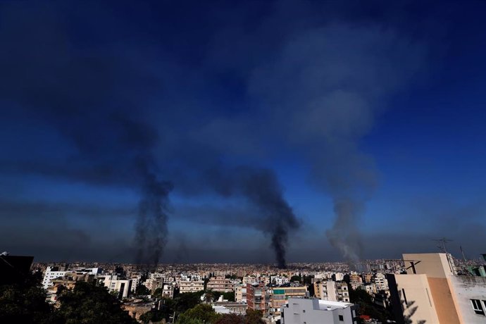 Columnas de humo en el sur de Beirut, la capital de Líbano, tras ataques de las Fuerzas de Defensa de Israel (FDI)