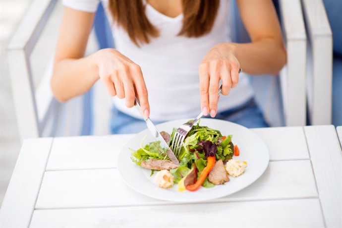 Archivo - Imagen de una mujer comiendo saludable.