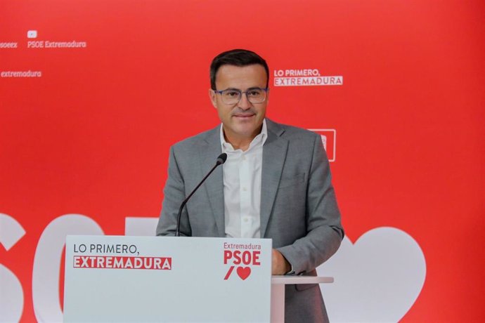 Imagen del secretario general del PSOE de Extremadura, Miguel Ángel Gallardo, en una rueda de prensa