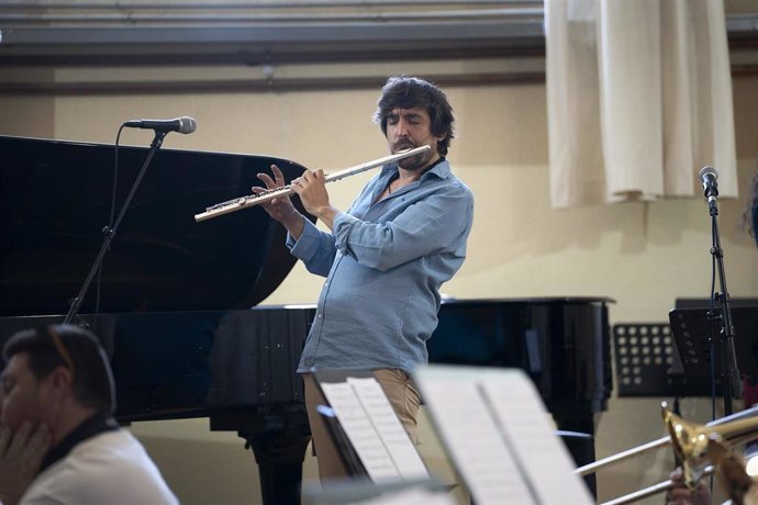 Ensayo de Sergio de Lope, en la imagen, junto a Chico P érez, antes de su estreno en la Bienal de Flamenco.