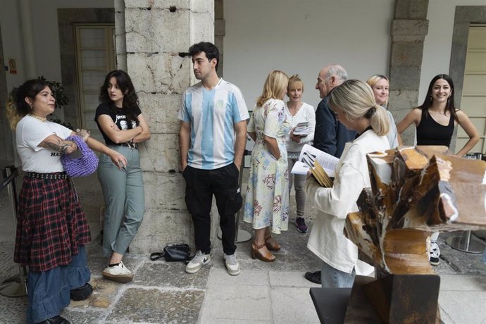 Desmontaje de la Exposicion de artistas cantabros menores de 30 años "Audaces" que ha estado expuesta en el patio central del Ayuntamiento.