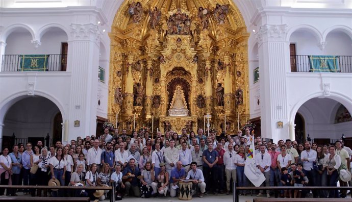 Más de 200 peregrinos llegan a la Aldea de El Rocío con motivo del aniversario de la aprobación de la CEU Fernando III.