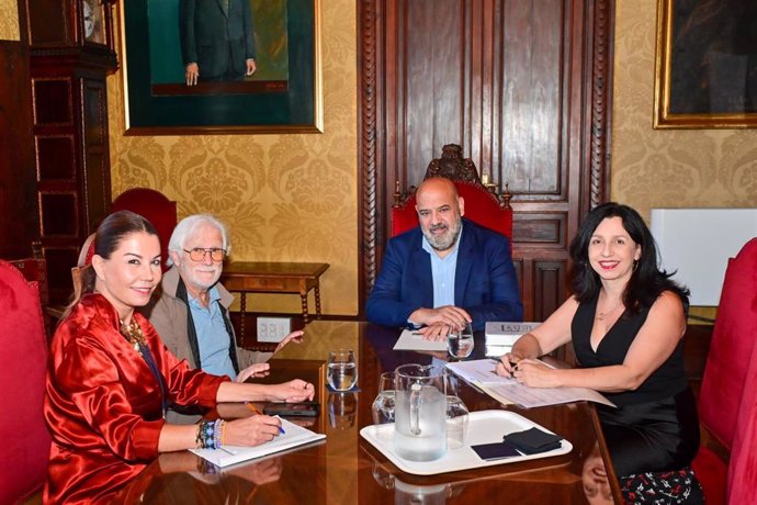 El alcalde de Palma, Jaime Martínez, reunido con la directora de la UNED-Baleares, Judit Vega, y el sobrino de José Ferragut.