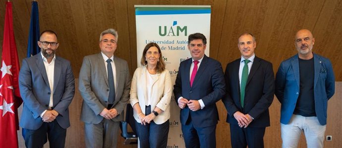 Fernando Úbeda (director del Aula), José Antonio Esteban (CEO de IronIA Fintech), Isabel Alonso (vicerrectora de la UAM), Fidel Rodríguez (director de la FUAM)  Enrique Castellanos (BME) y Alfonso Santos (co-director de Aula).