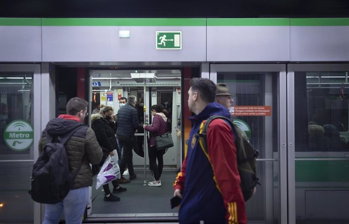 Archivo - Imagen de viajeros en el metro de Sevilla 