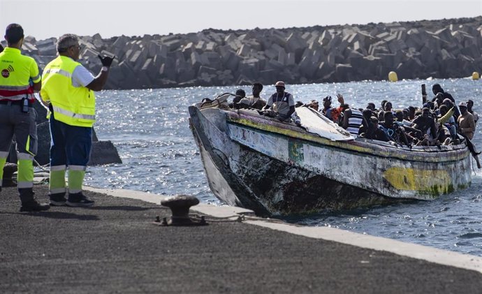 Varios migrantes a su llegada al puerto de La Restinga, a 22 de septiembre de 2024, en El Hierro, Canarias (España). 