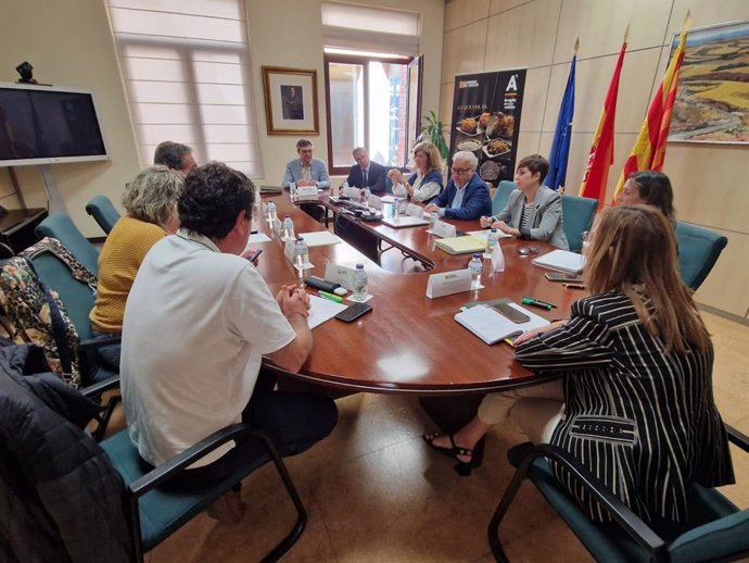 El consejero de Agricultura, Ganadería y Alimentación, Javier Rincón, durante la reunión mantenida este lunes con representantes del sindicato agrario  UPA.