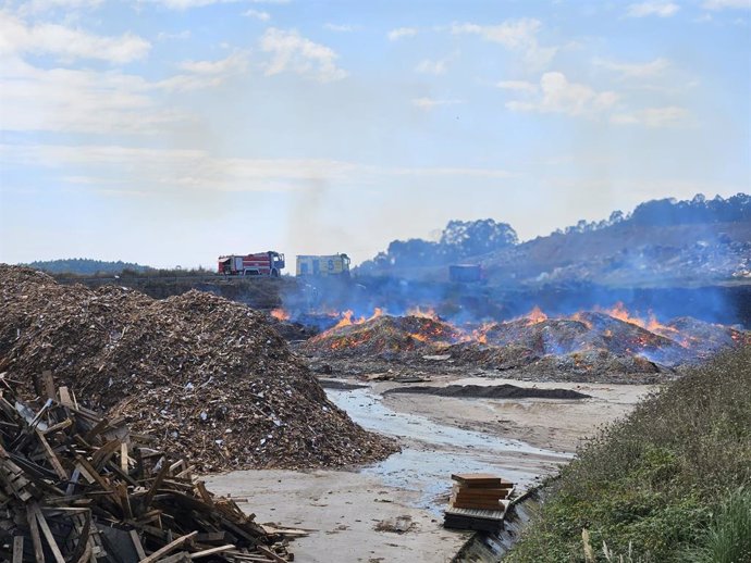 Archivo - Incendio en las instalaciones de Serín de Cogersa, en la zona de acopio de residuos voluminosos (Gijón).