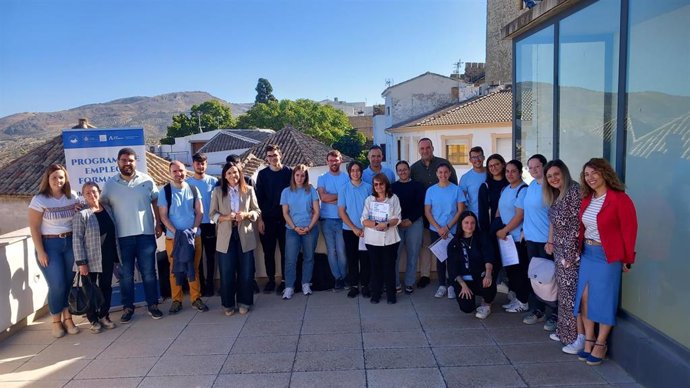 Foto de grupo con autoridades, alumnos y técnicos proyecto Empleo y Formación.