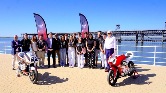 Firma del acuerdo de patrocinio del Puerto de Huelva al proyecto Moto ETSI UHU TEAM.