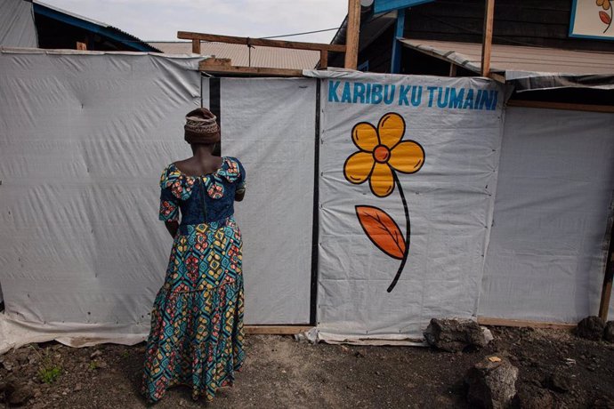 Una mujer en un campamento para desplazados en República Democrática del Congo