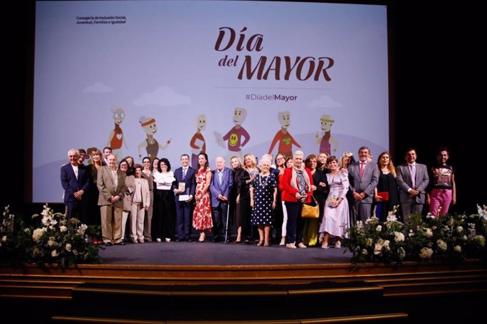 Foto de familia de la Gala del Día del Mayor celebrada en Almería.