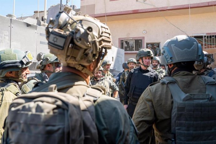 Archivo - GAZA, Aug. 21, 2024  -- Israeli Defense Minister Yoav Gallant (C) is seen during a tour of the Philadelphi Corridor, an area that runs along the Gaza-Egypt border, on Aug. 21, 2024. Israeli Defense Minister Yoav Gallant said on Wednesday that Ha