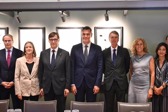 El presidente del Gobierno, Pedro Sánchez, y el de la Generalitat, Salvador Illa, con miembros de la junta directiva del Cercle d'Economia, a lunes 30 de septiembre de 2024, en Barcelona