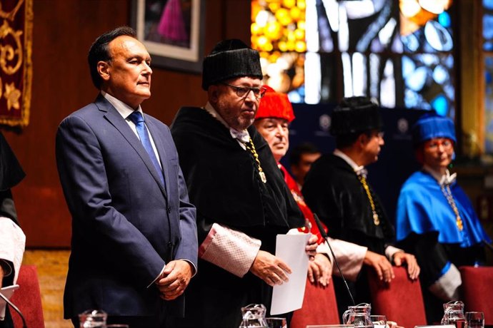 Torralbo (2º izda.), junto al consejero de Universidad, José Carlos Gómez Villamandos, en el acto de apertura del curso en la UCO.