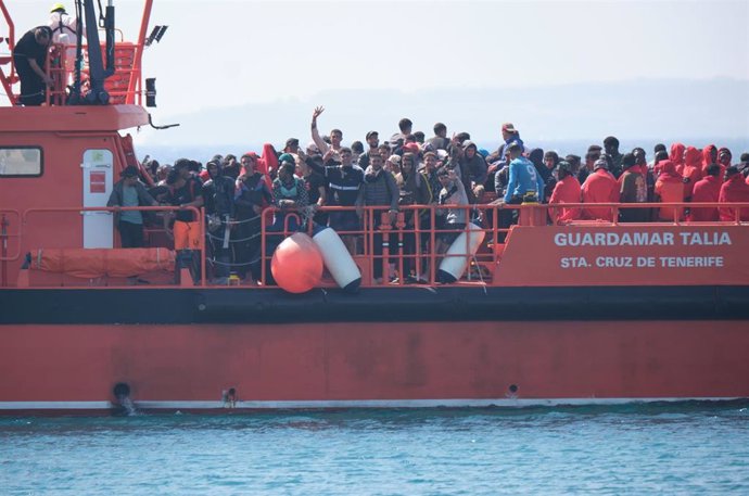 El barco Guardamar Talia de Salvamento Marítimo traslada alrededor de 180 personas a Puerto del Rosario, a 23 de septiembre de 2024, en Puerto del Rosario, Fuerteventura, Canarias (España). 