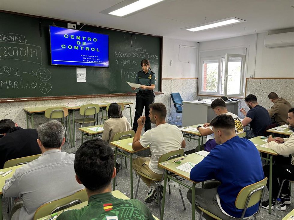 La Guardia Civil en una de las aulas donde se celebran las pruebas de acceso por oposición