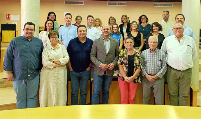 El presidente de la Mancomunidad Campiña Sur, Miguel Ruz (centro), tras la firma de los contratos.