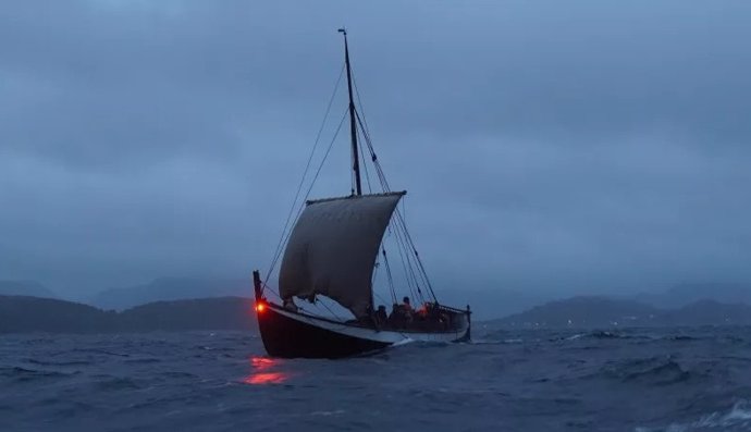 Greer Jarrett emprendió viajes con barcos experimentales para comprender las capacidades marineras de los nórdicos en Groenlandia: Navegando de noche en uno de los barcos expedicionarios más grandes probablemente utilizados por los nórdicos.