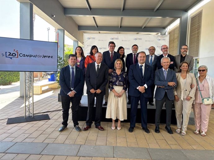 El rector de la Universidad de Cádiz, Casimiro Mantell, junto a la alcaldesa de Jerez, María José García Pelayo, en la foto de familia por el acto inaugural por el 20 aniversario del inicio del campus universitario en esta localidad gaditana