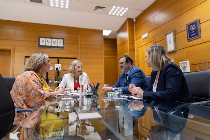 El alcalde de Carmona con la consejera de Salud