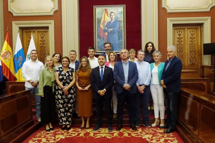 El alcalde de Santa Cruz de Tenerife, José Manuel Bermúdez (c), junto a los miembros de la comisión de Turismo de la FEMP