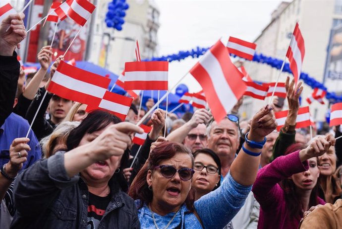 Archivo - Simpatizantes de la fuerza política de extrema derecha Partido de la Libertad de Austria (FPO), durante un acto de campaña celebrado en Viena en septiembre de 2019.