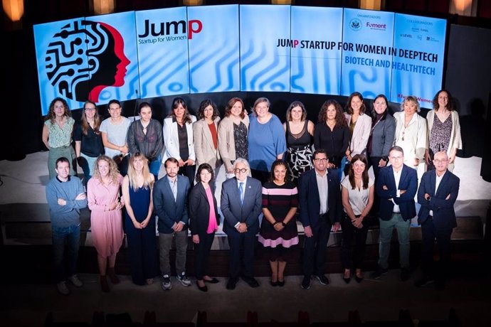 Las participantes del programa junto a la cónsul general de los Estados Unidos en Barcelona, Lia Miller, y el presidente de Foment del Treball, Josep Sánchez Llibre.