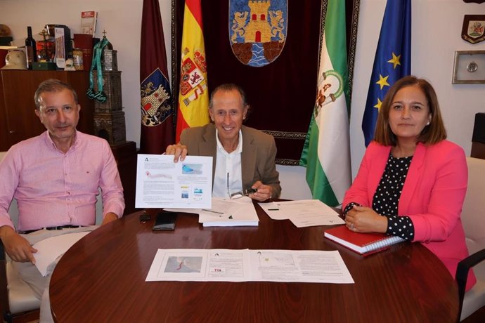 El alcalde de Chiclana, José María Román, presenta el proyecto del dragado en Sancti Petri.