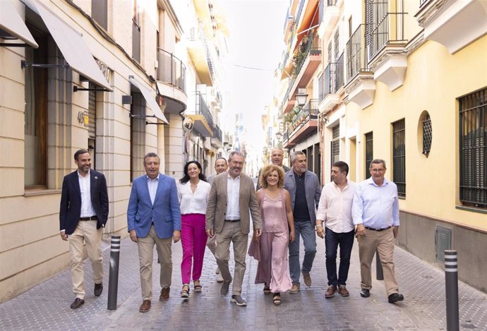 El secretario general del PSOE-A, Juan Espadas, y los secretarios provinciales del PSOE-A, en una foto de archivo.