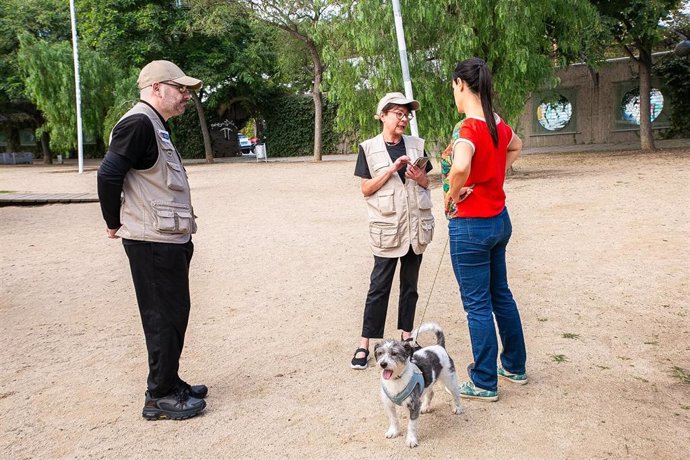 Barcelona repartirá bolsas para recoger excrementos a los propietarios de perros