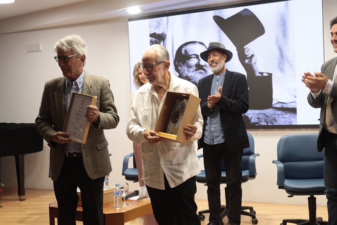 El director del Otoño Cultural Iberoamericano (OCIb), Jaime de Vicente, recoge el premio al Personaje Iberoamericano.