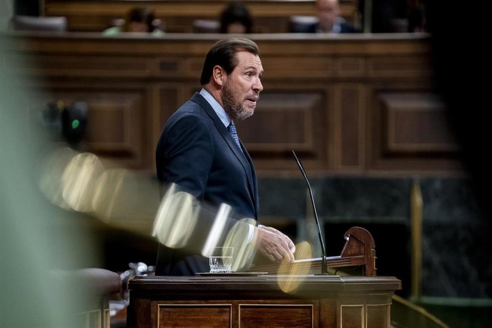 El ministro de Transportes y Movilidad Sostenible, Óscar Puente, interviene durante una sesión plenaria en el Congreso de los Diputados, a 26 de septiembre de 2024, en Madrid (España). El Congreso aborda hoy el acuerdo de financiación singular con Catal