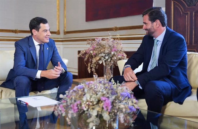 El presidente de la Junta de Andalucía, Juanma Moreno, ha recibido en el Palacio de San Telmo a una representación del equipo de gobierno de la Cámara de Comercio de Huelva encabezada por su presidente, Daniel Toscano.