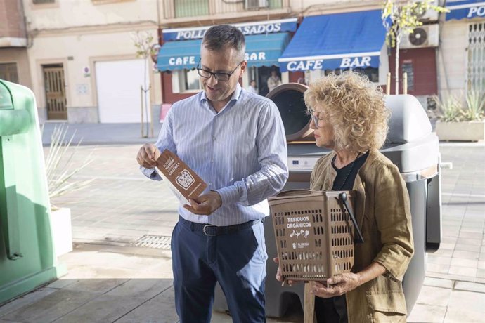 El concejal de Sostenibilidad Medioambiental y Energética, Antonio Urdiales, anunciando la instalación de contenedores marrones.