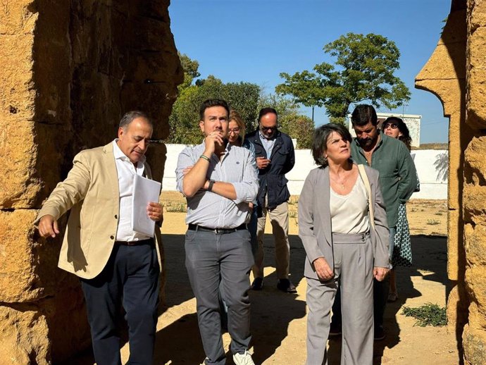 La delegada territorial de Cultura de la Junta, con el delegado municipal de Cultura en el Consistorio alcalareño, en una visita al Castillo.