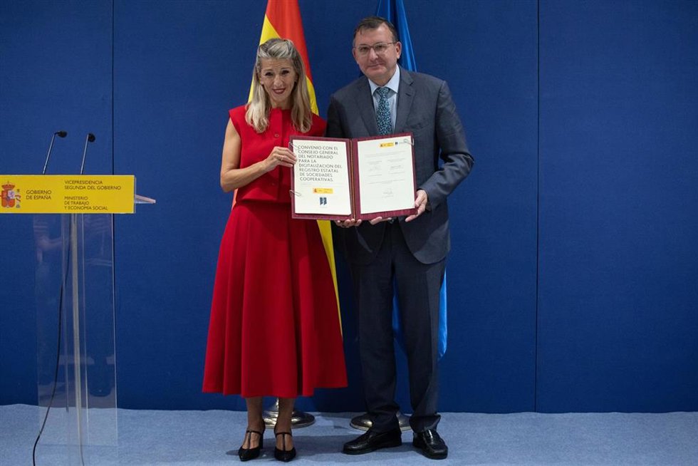 La vicepresidenta segunda del Gobierno y ministra de Trabajo y Economía Social, Yolanda Díaz, y el presidente del Consejo General del Notariado, José Ángel Martínez Sanchiz, en la sede del Ministerio, a 30 de septiembre de 2024, en Madrid (España).