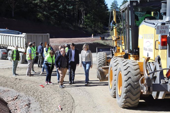 El consejero Daniel Osés subraya "el buen ritmo de las obras de ensanche y mejora de la carretera LR-113"