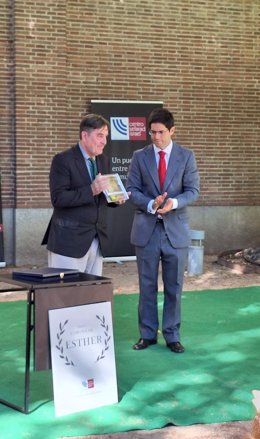 El director del Instituto Cervantes, Luis García Montero, recibe el Premio Corona de Esther.