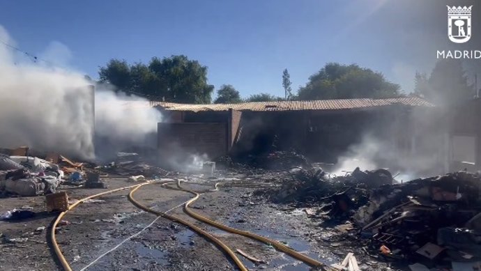 Diez dotaciones de Bomberos trabajan en la extinción de un importante fuego de basuras en la Cañada Real