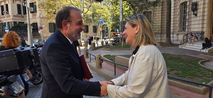 El conseller de Justicia y Calidad Democrática, Ramon Espadaler, con la presidenta del Consell dels Il·lustres Col·legis d'Advocats de Catalunya (CICAC), Marta Martínez