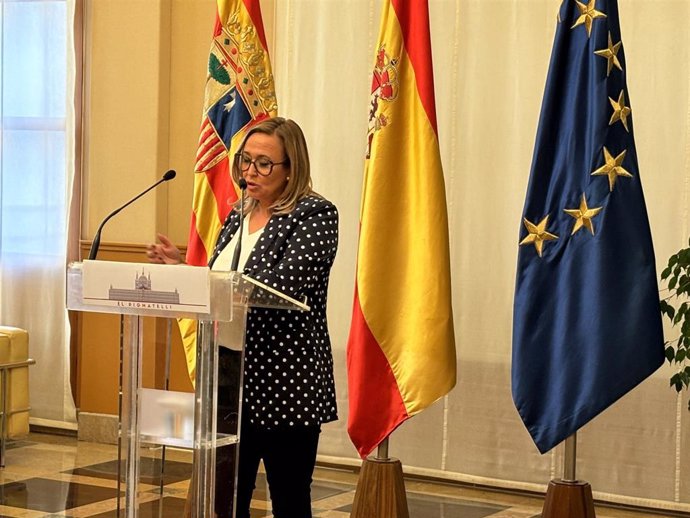 La portavoz del PSOE Aragón, Mayte Pérez, en la Sala de Columnas del Edificio Pignatelli.