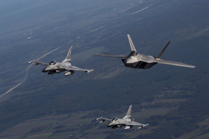 Archivo - October 12, 2022, Lask, Poland: A U.S. Air Force F-22 Raptor fighter aircraft assigned to the 90th Expeditionary Fighter Squadron conduct a NATO Air Shielding mission with two Polish Air Force F-16 fighters, October 12, 2022 near Lask, Poland.