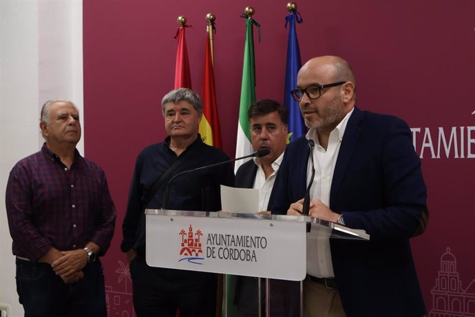 El teniente de alcalde delegado de Movilidad del Ayuntamiento de Córdoba, Bernardo Jordano, y el delegado de Infraestructuras, Miguel Ruiz Madruga, con vecinos para informar de la obra prevista en la calle Alfaros.