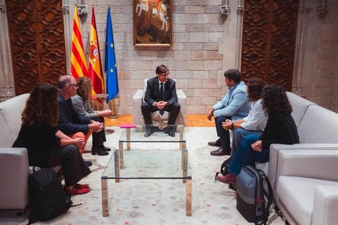 El presidente de la Generalitat, Salvador Illa, y la consellera de Cultura, Sònia Hernández, se han reunido este lunes con representantes de la Coordinadora de Colles Castelleres de Catalunya